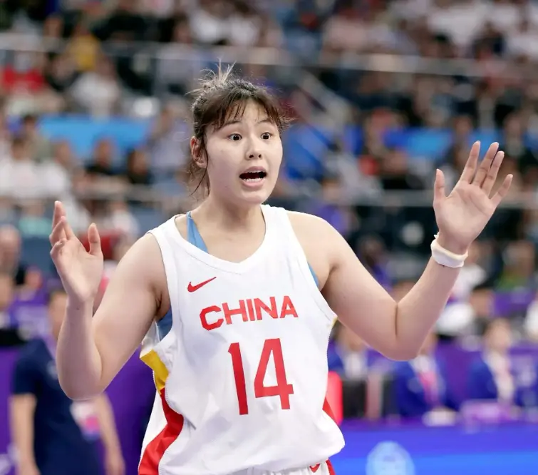 德恒财富 李月汝狠人实录：放着 400 万年薪啃面包，这姐们的篮球梦比钢筋还硬